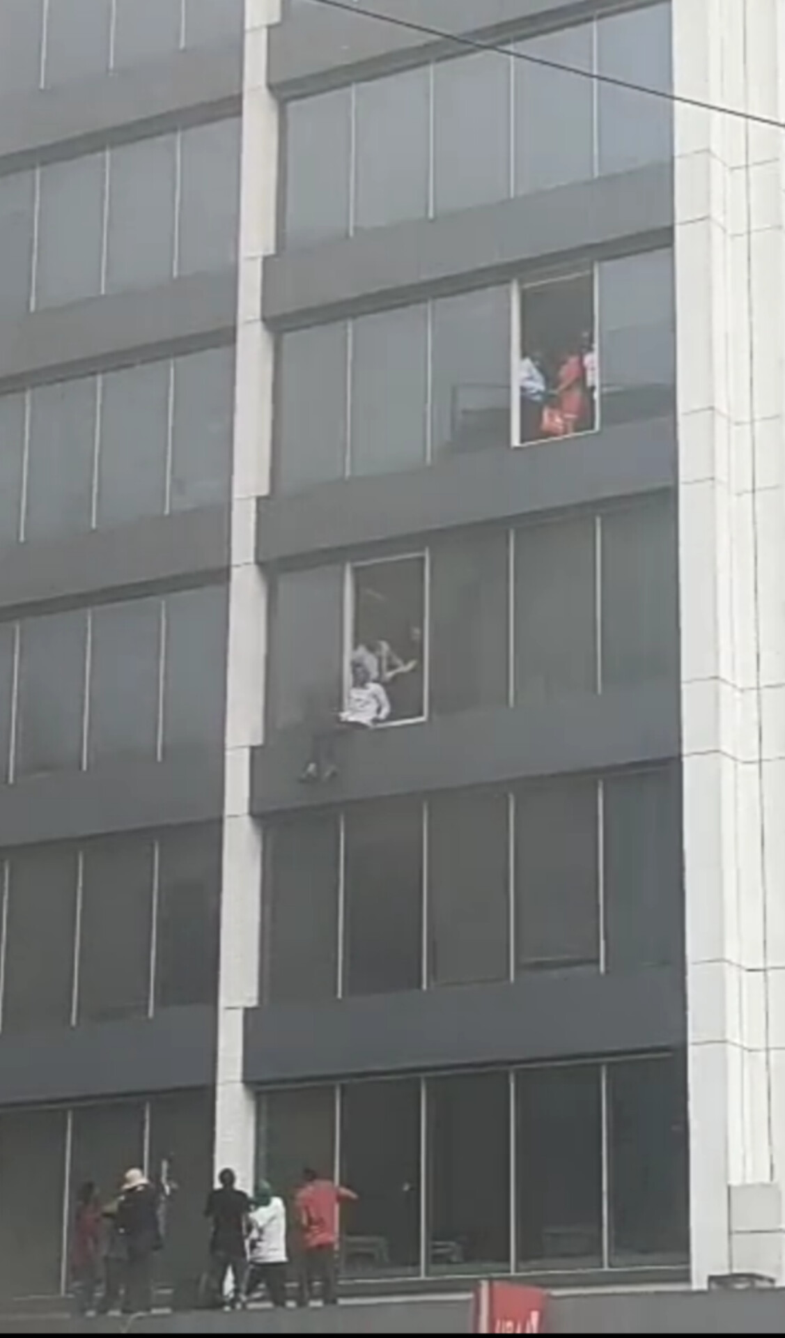 FEDERAL FIRE SERVICE RESPONDS TO FIRE OUTBREAK AT AFRILAND TOWER, LAGOS ISLAND